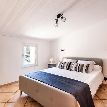 Holiday home Cerise - Maison Climatisee Avec Piscine Istres
